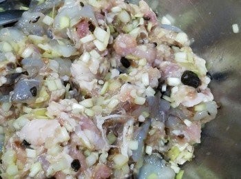 step4: 所有材料連<span class="group_2">醃肉料</span>拌勻。