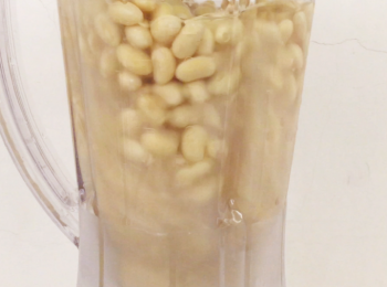 step2: 浸透黃豆及水用攪拌機打爛。