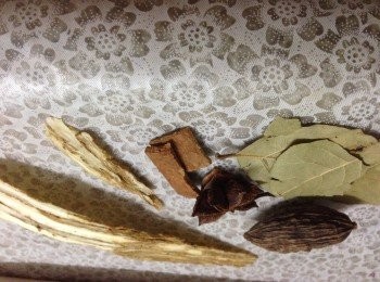 step1: 先準備好湯的香料及冰糖放入水中先煮滾至出味備用