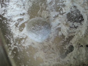 step9: 放入己經炒熟的糯米粉上碌滿熟糯米粉即可