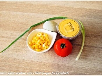 step1: 準備黑木耳QQ圓、皮蛋、牛番茄與玉米粒、青蔥等<span class="group_1">食材</span>。