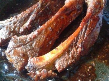 step5: 再将调味料拌入镬内，转小火（慢火）盖上盖子焖煮片刻，间中记得打开盖子翻一翻再盖上盖子焖煮。