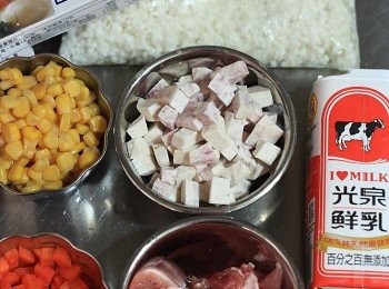 step1: 準備<span class="group_1">食材</span>。白米洗淨，泡水半小時後，放入冷凍庫冰15分鐘。芋頭、紅蘿蔔、瘦肉、蒜頭切丁備用。