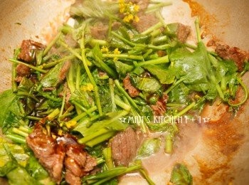 step4: 最後在加入蠔油並從鍋邊熗入紹興酒就完成了。