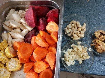 step1: 將所有材料去皮洗淨切細件,無花果用較剪剪細件待更出味，加入約3一4公升水煮2小時，落適量鹽調味即可(鮮准山緊記要戴上手套才刨皮,因為准山皮組織會令皮膚痕癢)