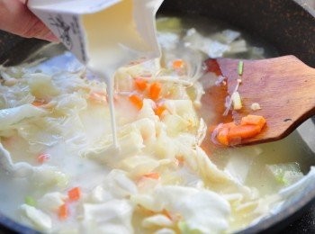 step3: 接著放入適量的水與牛奶滾煮約20分鐘，再加入玉米粉水讓湯汁拌勻變濃稠感