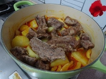 step8: 下適量水煮滾，再加入牛腩+薯仔, 同炆20分鐘,    下魚露，糖   , 椰醬調味煮滾便完成。

(因牛腩冷藏前已炆淋及經翻蒸處理， 所以再煮20分鐘便足夠。 )