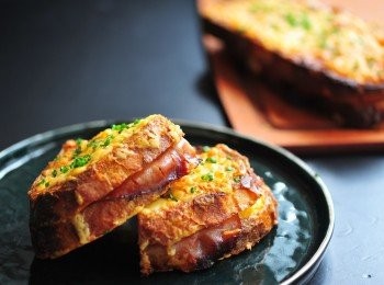 step4: 反轉麵包再鋪上芝士碎。
將三文治放入焗爐，以200度焗15分鐘至表面金黃。