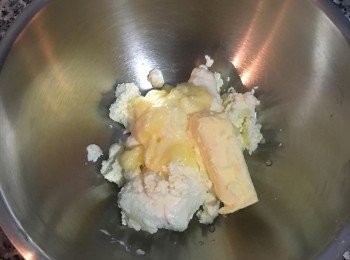 step16: 取一大攪拌盆,將奶油乳酪和無鹽奶油放在一起,