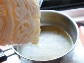 step5: 烏龍麵放入備用雞湯並加入放入數根青蔥段滾煮