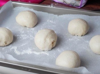 step5: 將麵糰分成6等份，搓圓，放在烘焙紙上。用保鮮紙蓋好，待在室溫約45分鐘，作第二次發酵（麵團會脹大一點）