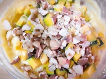 step8: 再把剩下的南瓜粒加入100g , 堅果也加入2/3