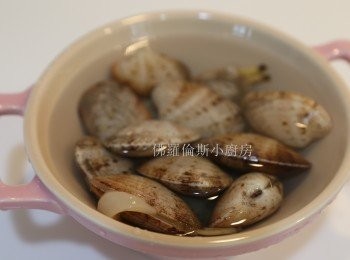 step1: 蜆吐沙可以用清水 + 1湯匙米酒，水要浸過蜆約一小時