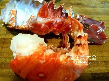 step3: 龍蝦沿肚位置剪開取出蝦肉