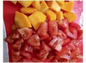 step1: 南瓜、蕃茄切粒備用。