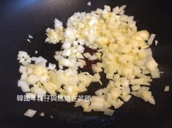 step3: 準備兩個鑊，一個放水煲滾用來煮意粉，另一個鑊用牛油炒香蒜蓉和洋蔥，