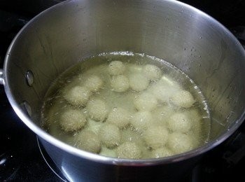 step7: 煮滾花生油,熄火,將黏滿芝麻的粉糰慢慢放入
(今次我唔想用太多油,所以分開兩次炸)