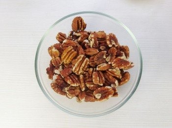 step2: 先將胡桃或核桃放入烤箱,以烤溫160度c烘烤5-8分鐘,烤出香氣。