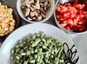 step1: 把所有<span class="group_1">食材</span>切成丁狀備用