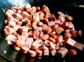 step8: 先將午餐肉粒及腸仔粒落鑊爆香盛起