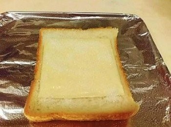 step1: 吐司放上起司片 白細砂糖均勻灑上 放入烤箱 用中高火烤