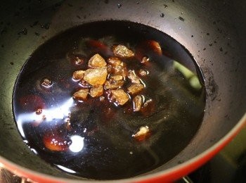 step4: 取一只鍋，放入幾片薑和所有調味料，開中火把糖煮至融化。