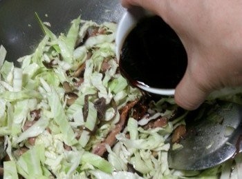 step11: 落調味料炒勻,蓋上蓋煮約2分鐘