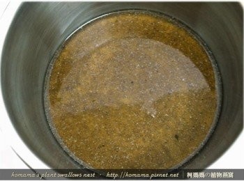 step4: 將300ml的黑木耳養生露，直接倒入電鍋的內鍋中。