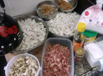 step2: 冬菇、蝦米及臘腸切粒。乾瑤柱浸乾撕成絲。用少許油爆香臘腸及蝦米，盛起。原鑊炒冬菇及乾瑤柱片刻，倒進臘腸及蝦米炒勻備用。
Cut mushroom, dried sea shrimps and Lap Chang into dice.
Stir-fry with little oil and set aside.