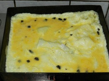 step5: 用1大匙橄欖油熱鍋，下蛋煎熟