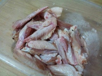 step2: 先把雞尖切開 , 再把雞翅從中間切開成二半 ( 過程請參考這篇文章 ) , 把紹興酒 , 玫瑰露酒和黑糖 , 醬油 , 七味粉也加入拌勻 , 放到保鮮盒中醃一晚 , 記得放到冰箱冷藏