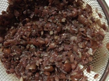 step1: 紅豆煮熟，用篩隔去皮，加水洗水豆沙。
