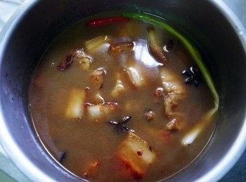 step9: 最後倒入<span class="group_2">配料</span>的鍋中，加蓋過肉的量的水，進電鍋煮，外鍋1杯半的水(米杯)