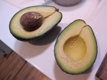 step2: 酪梨剖開切成小丁，放在碗內，撒上半顆萊姆汁，稍微拌勻。