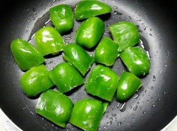 step3: 燒熱油，中火煎青椒魚肉。