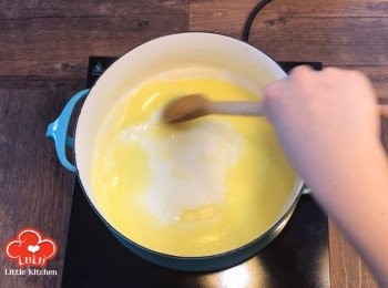 step4: 開細火，加入200ml牛奶 、糖及牛油，將糖及牛油煮至熔化