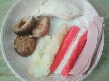 step2: 魚肚先浸水，再煮熟。冬菇可先蒸熟。將腐皮剪成4塊長形，用濕布抹一抹