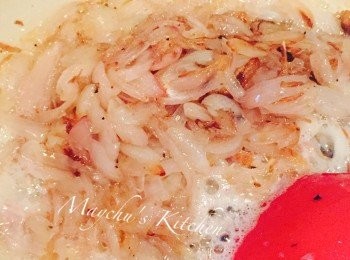 step3: 把豬油渣撈起，先放入乾葱炸至金黃色成葱酥，注意火力不要炸焦。撈起葱酥備用，油繼續留在鑊裡。