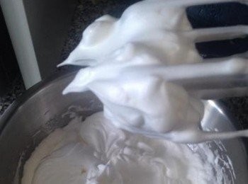 step3: 烤箱預熱170 蛋白中速略打發後，滴入檸檬汁後續打，接著再加入糖粉續打，轉快速將剩下的糖分兩次加入蛋白霜中，蛋白打到表面光亮，打痕清楚，拉起打蛋器時蛋白直挺即可。不要過度打到蛋白霜失去光澤。