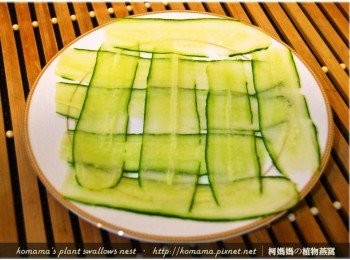 step2: 小黃瓜洗淨後，刨成薄片狀，放入碗中灑鹽，以去除水分。