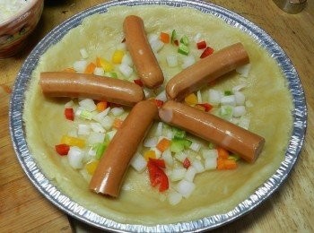 step5: 將切好的博客Q肉丁原味德國香腸切口朝外，放射狀排列!