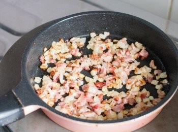 step2: 以中火燒熱油，加入洋蔥和煙肉炒約 5 分鐘至洋蔥變透明和煙肉呈金黃色，盛起待涼。