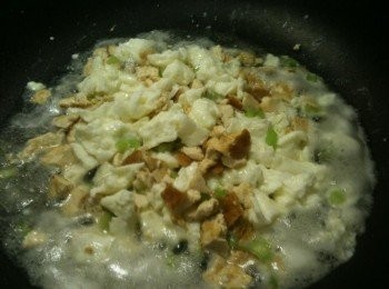 step7: 混合：放入步驟3的油豆腐碎、步驟4的菜梗，再放入雞湯凍和水，蓋上鍋蓋悶煮（使所有<span class="group_1">食材</span>的風味融合）。