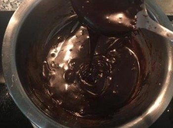 step23: 再加入奶油和鮮奶油輕輕混勻，到可連續流動的狀況但滴落時會有痕跡。