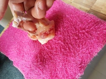 step2: 在用毛巾放底部防滑,再用手指穿入兩骨之間,將肉向下推