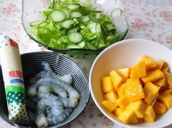 step1: 備料:生菜切細段、小黃瓜刨伯片、金黃芒果切丁塊狀、鮮蝦去殼備用
