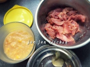 step1: 豬肉切片，加醃料略醃，以下大概是1人份量。