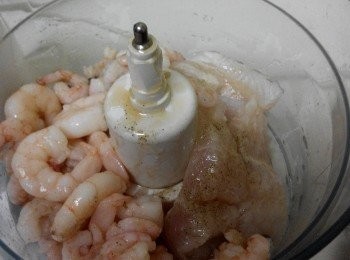 step1: 1、（先將蝦仁去腸泥！）將<span class="group_1">食材</span>用攪拌機，打拌碎後，再加入<span class="group_2">調味料</span>混合均勻備用。