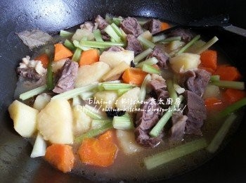 step10: 加入西芹段拌勻用中火煮滾後熄火焗30分鐘