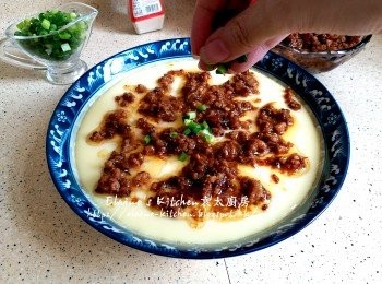 step8: 最後將肉燥淋在蒸蛋上 , 再灑上蔥粒即可